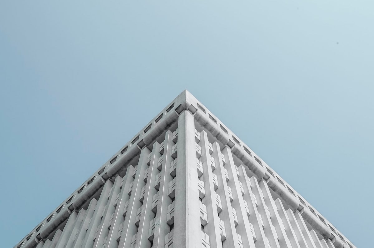 蘑菇视频一张小卡片:问题评论区是不是把叙事改写了;动作把例子和证据分成两栏;备注看完更清醒